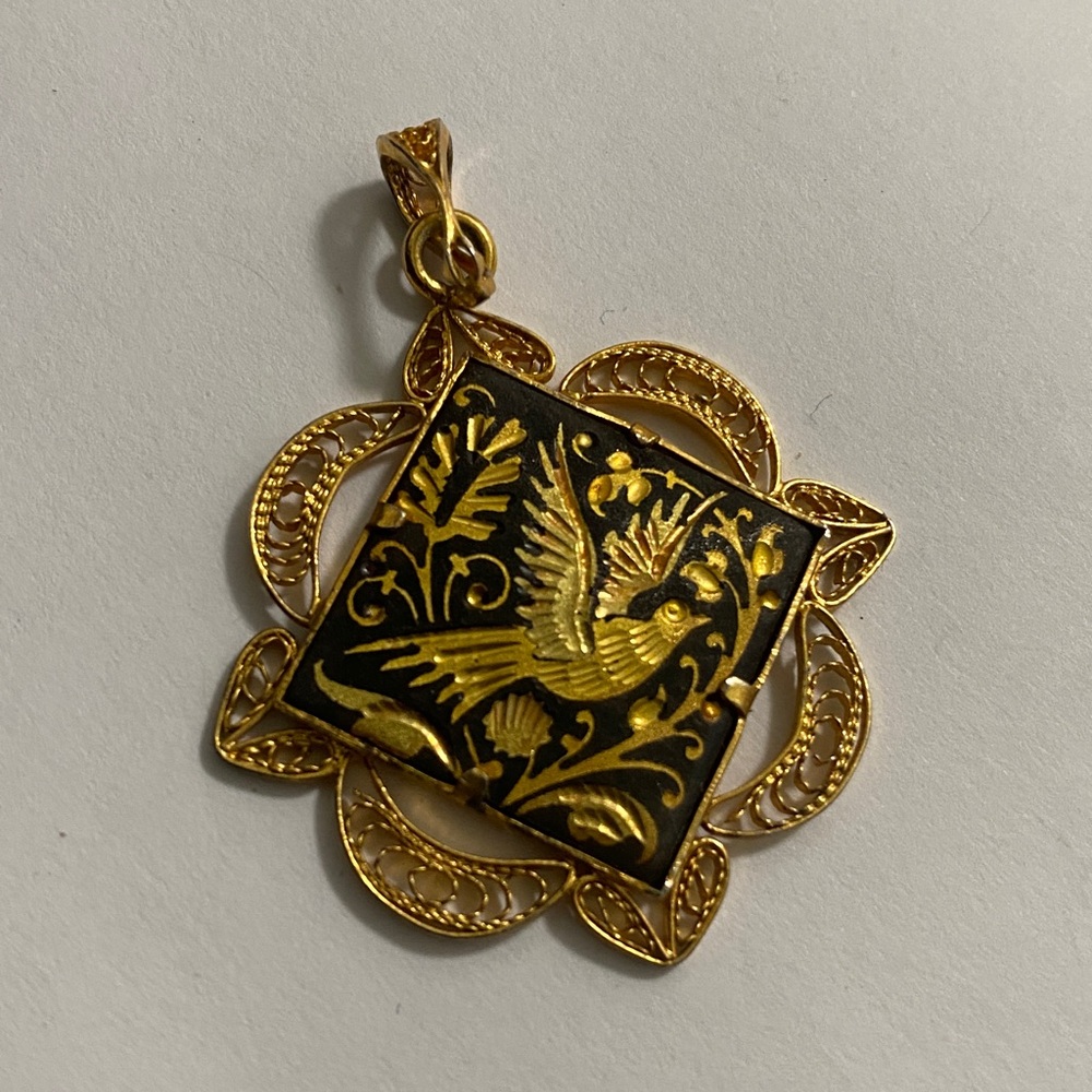 Vintage Damascene-Style Gold & Black Bird Pendant – Ornate Filigree Frame